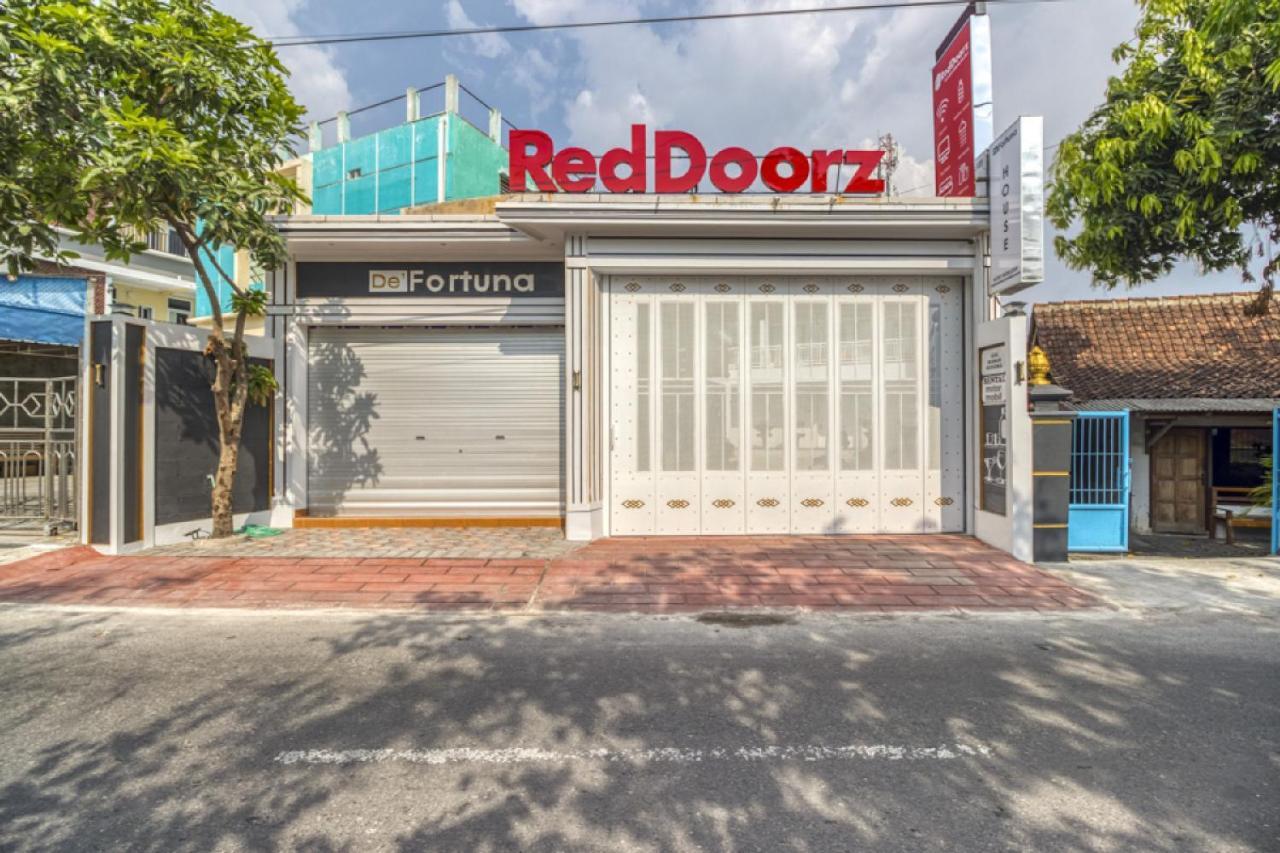 Wisma tamu Reddoorz Near Gembira Loka Zoo 2 3*