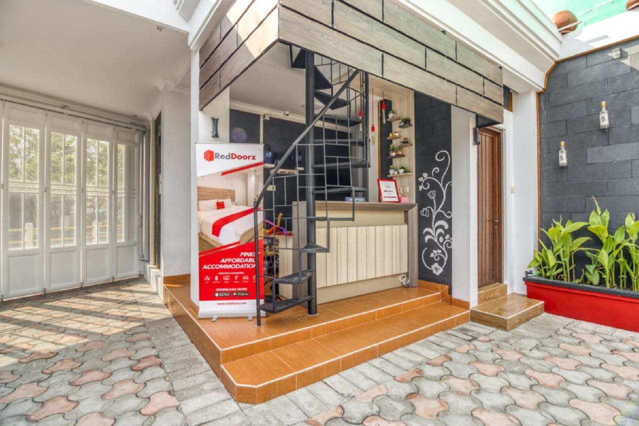 Wisma tamu Reddoorz Near Gembira Loka Zoo 2 3*